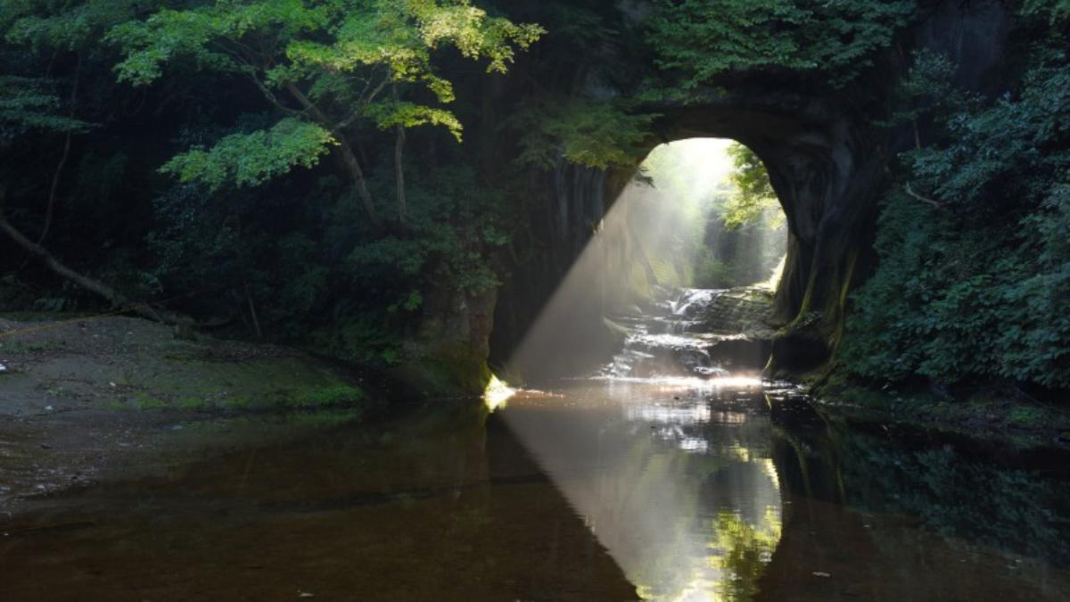 亀岩の洞窟】で神秘的なハートの光を見る｜絶景が現れる条件とは