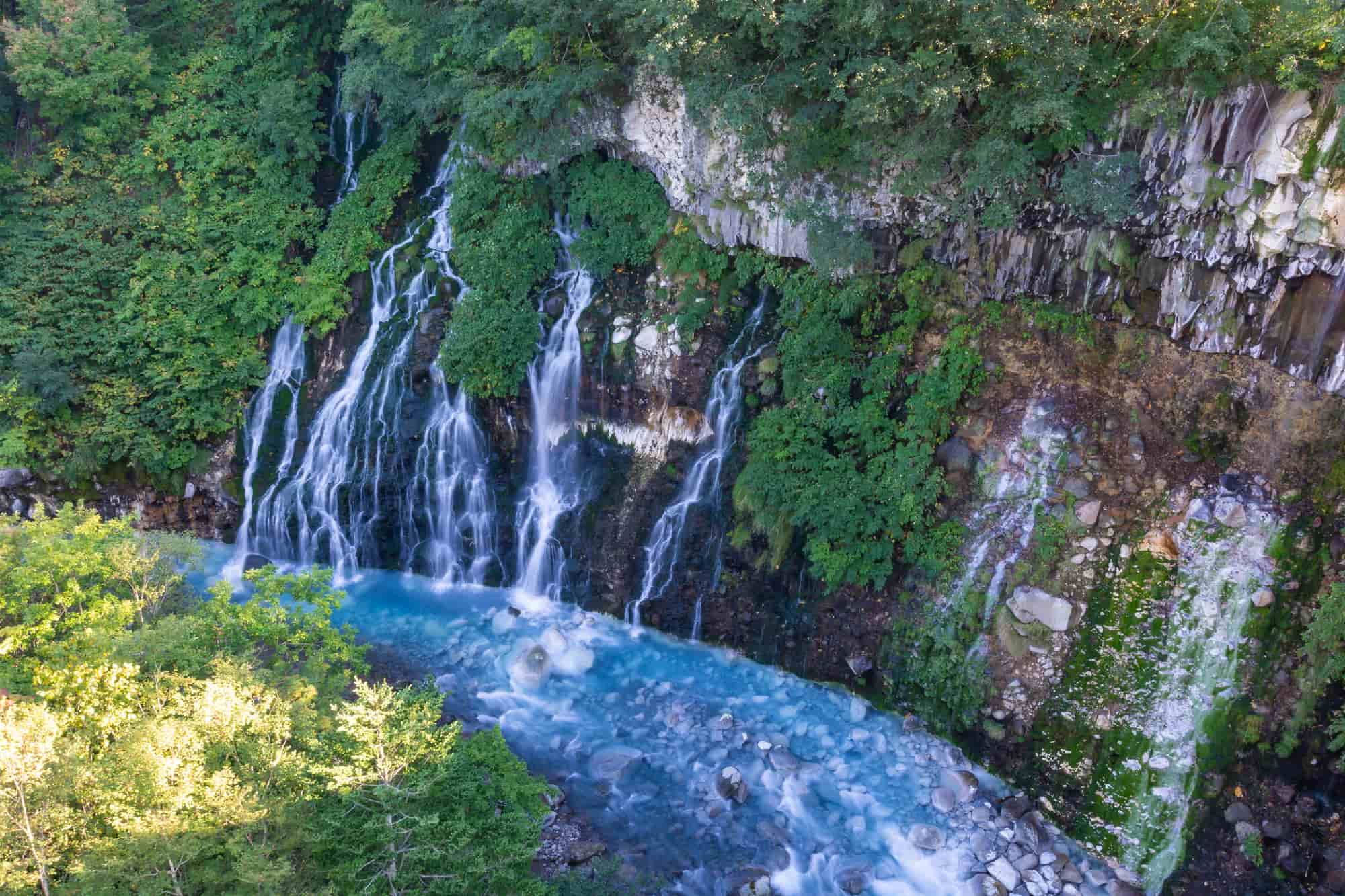 青い池 美瑛ブルーの謎に迫る 絶景の神秘や訪問のタイミングを徹底解説 The Gate 日本の旅行観光マガジン 観光旅行情報掲載
