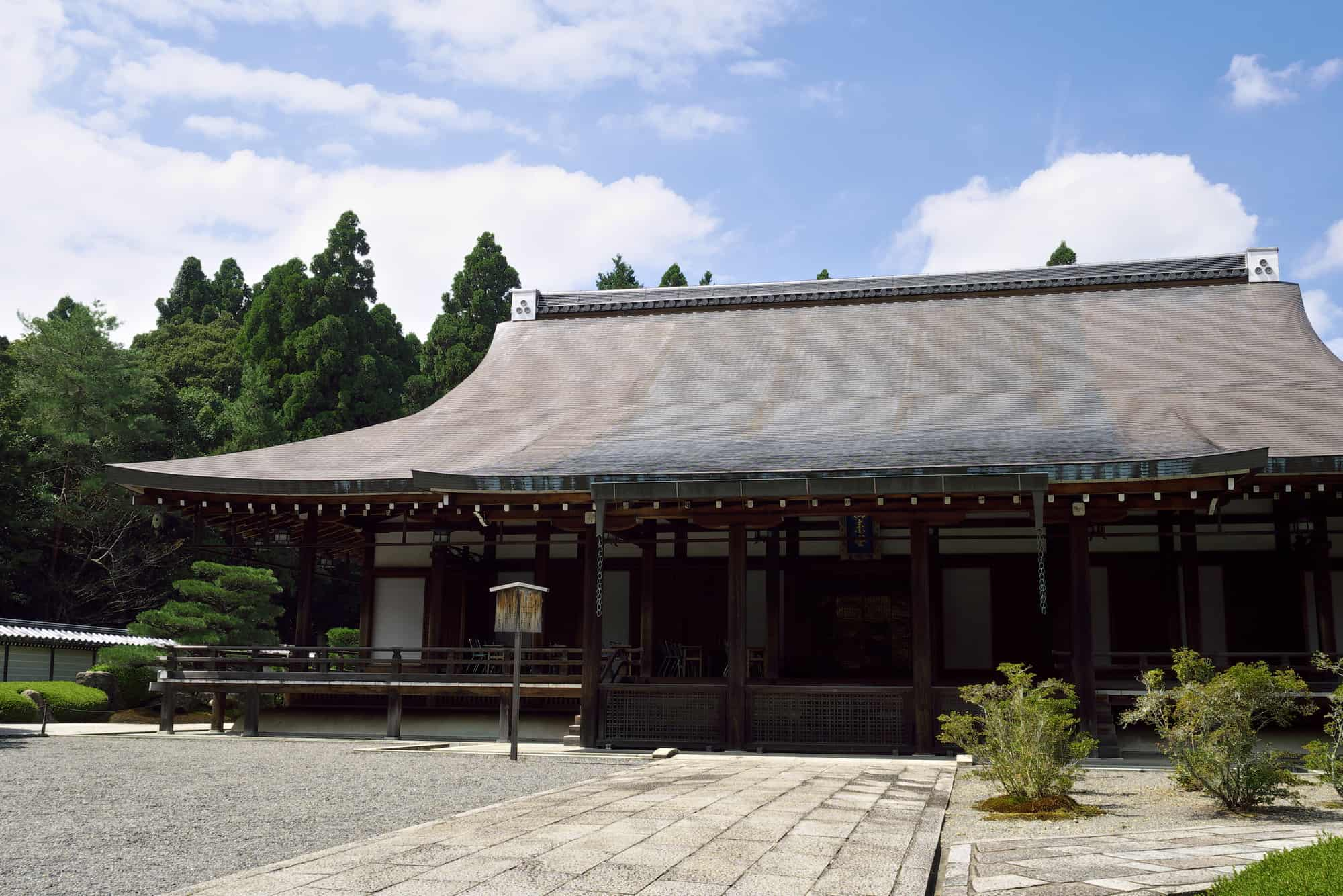 参拝者を出迎えてくれる苔寺（西芳寺）の本殿