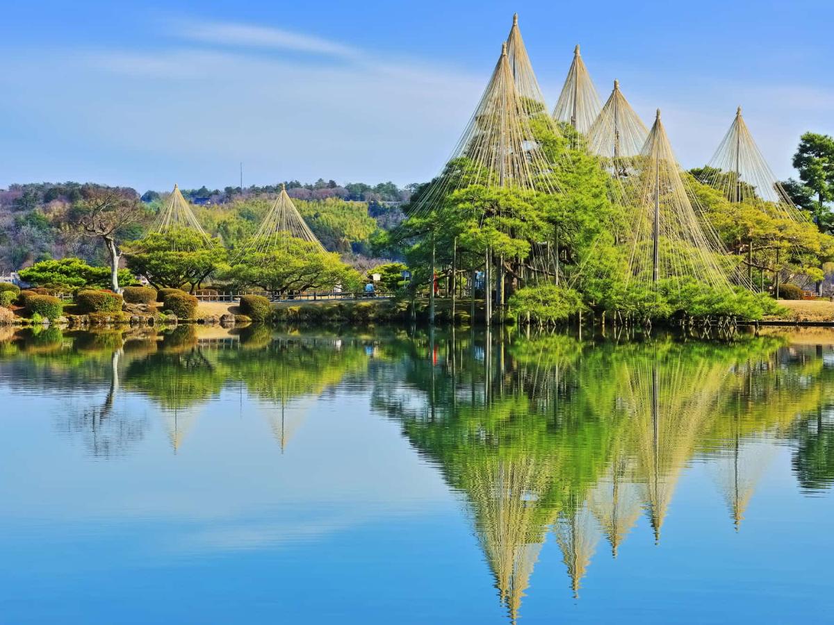 兼六園】の歴史と見どころは？圧巻の美しさを誇る雪吊りの魅力に迫る