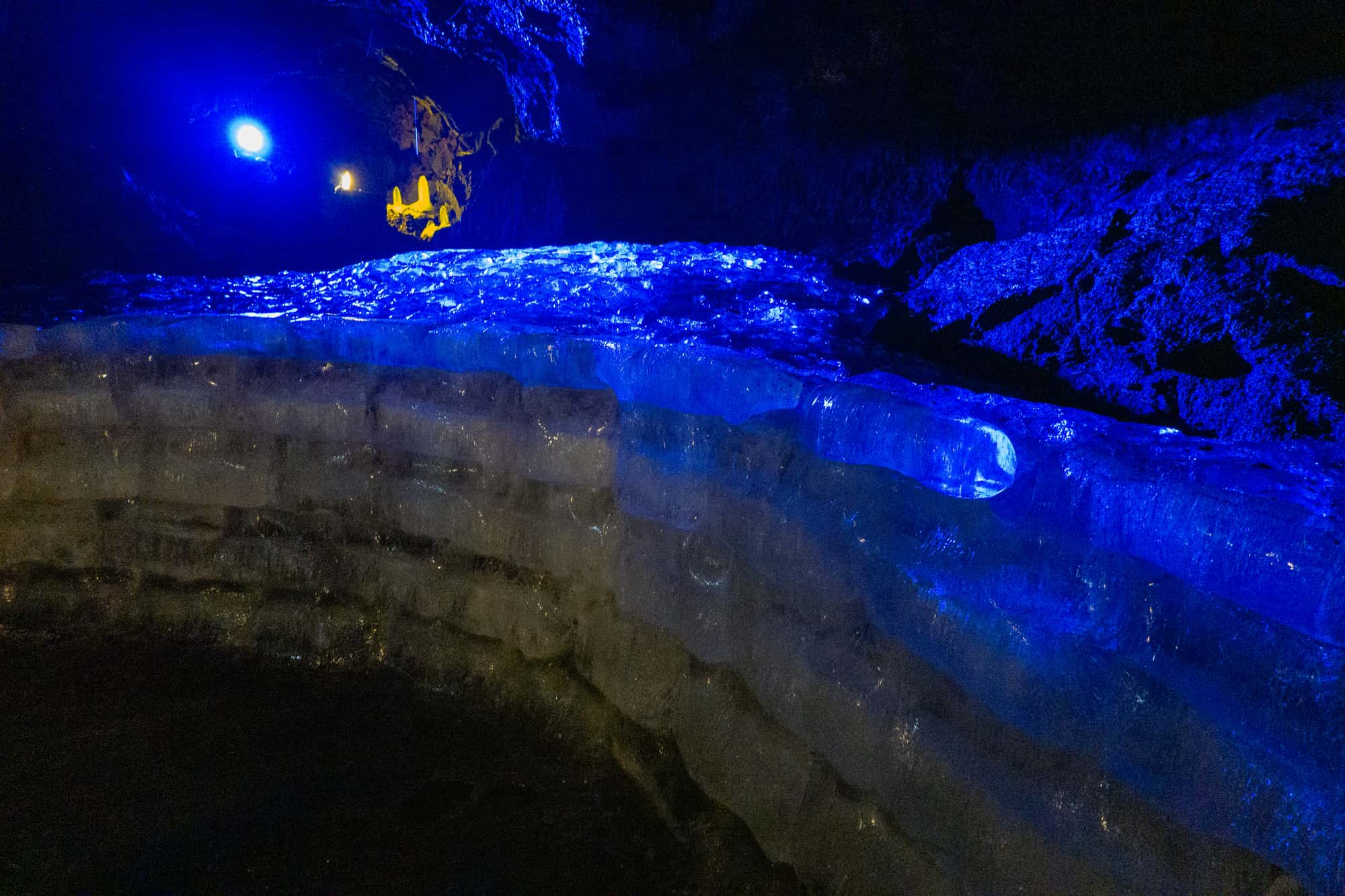 鳴沢氷穴の氷の壁