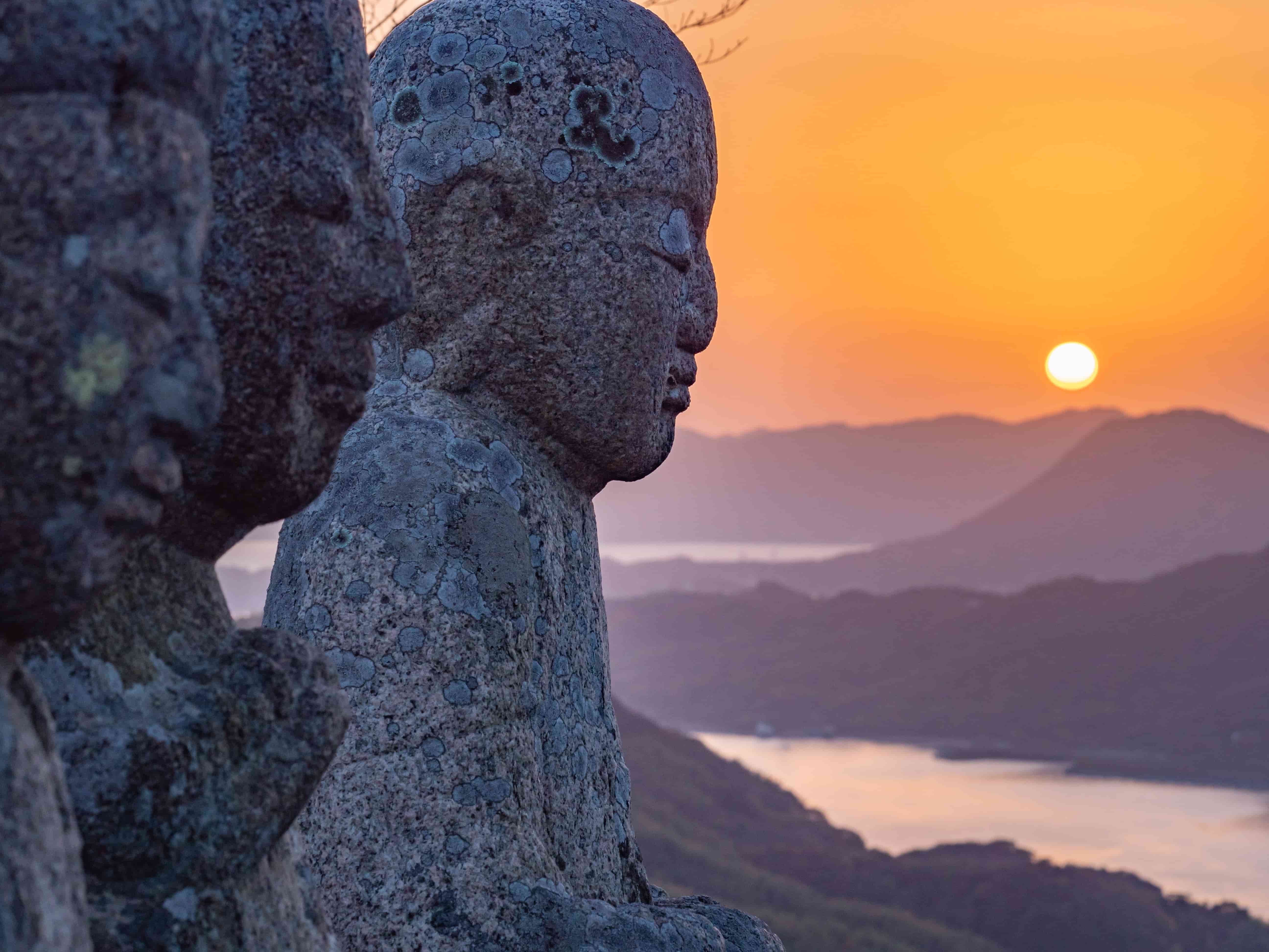 白滝山の石仏と夕日