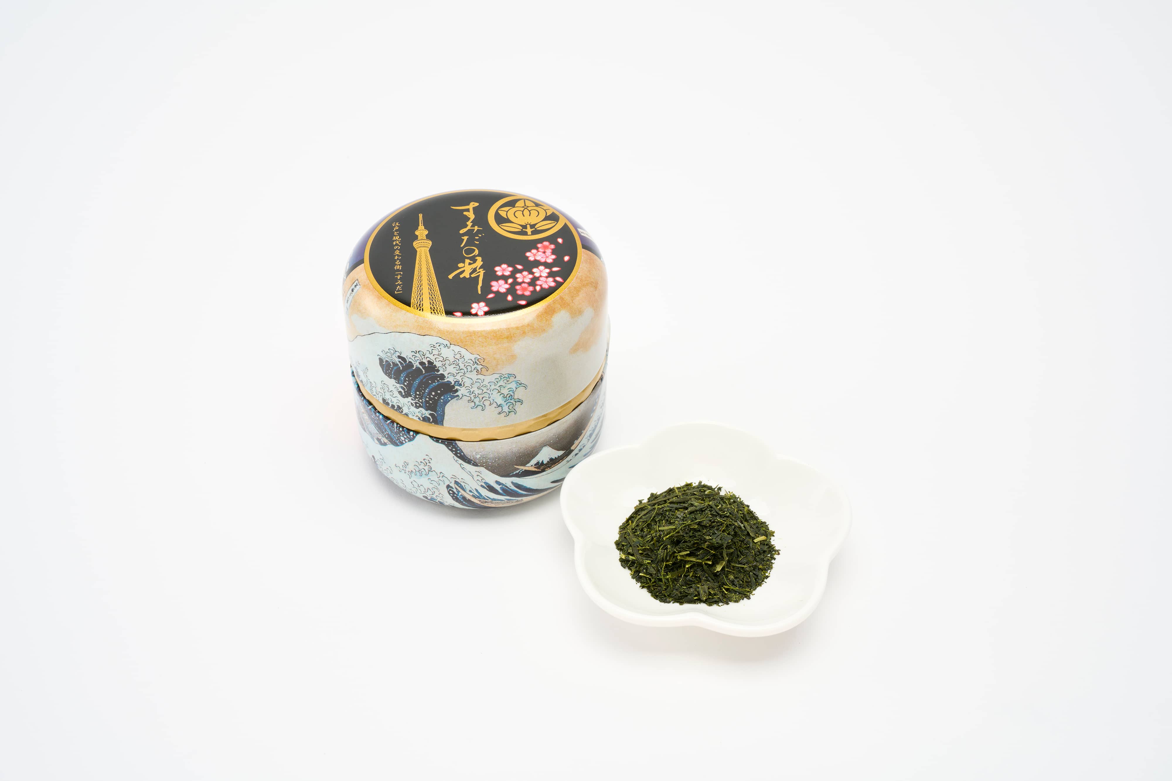 江戸好み 本格深蒸し煎茶 なつめ缶。「神奈川沖浪裏」がプリントされています ⒸTOKYO-SKYTREE
