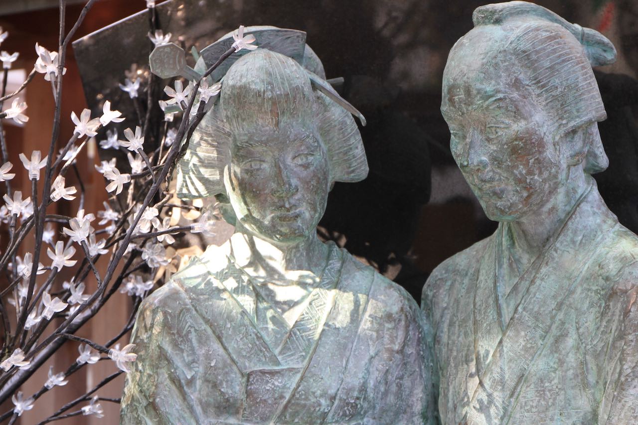 露天神社のお初・徳兵衛像