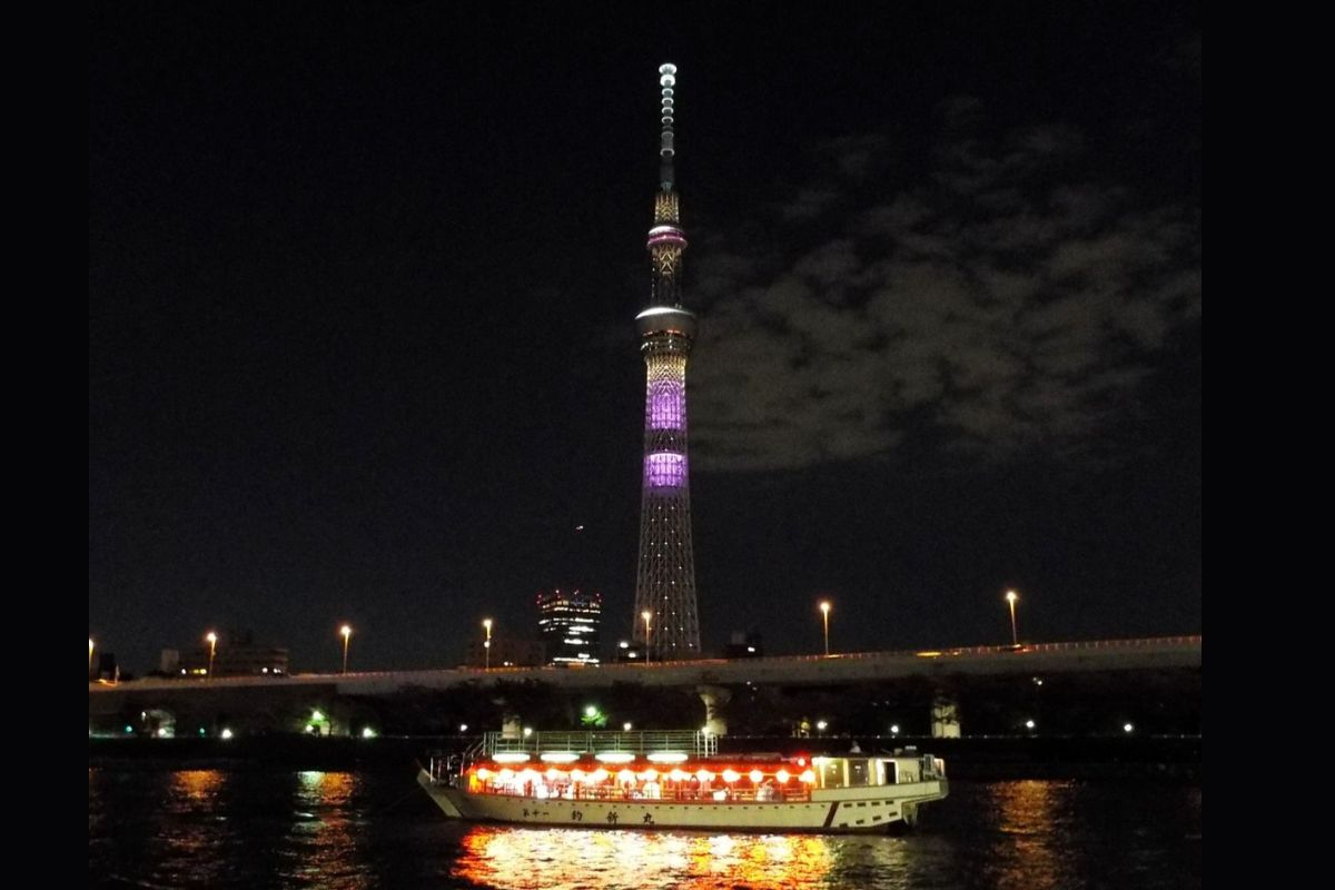 船宿 釣新の屋形船とスカイツリーの夜景