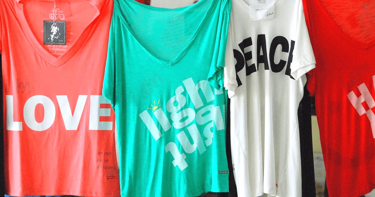 ”服で語る” オリジナルのスローガンTシャツを着て、自分らしさを表現しよう