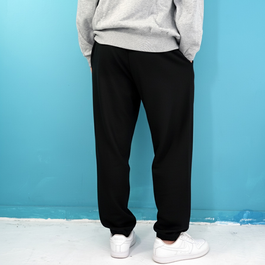 モデル：一ノ瀬しろ／身長178cm／XLサイズ／ブラック着用（後ろ）
