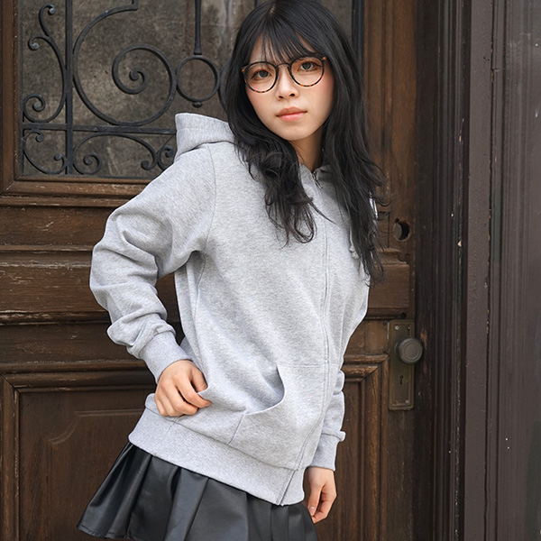 モデル：BERRY、身長：148cm　Sサイズ／ヘザーグレー着用