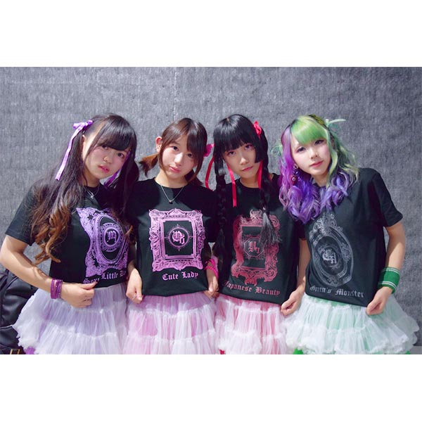 Tシャツの素材の質感は薄すぎずとても良いです。印刷も凄く綺麗でした。 何より注文してから発送、到着までがとても早くありがたかったです。 メンバーやお客さんにも好評でした。【20代・女性・Chika さん】