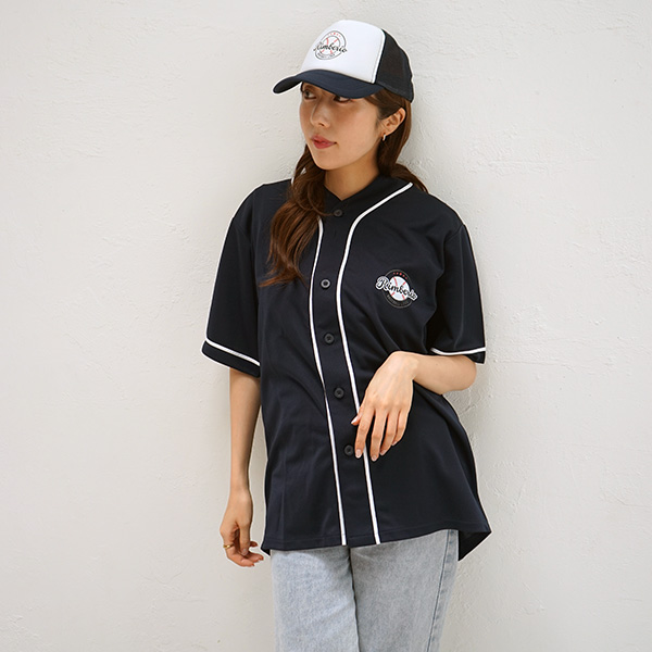 モデル：MOCA／身長162cm／Sサイズ／ネイビー×ホワイト着用（キャップ）