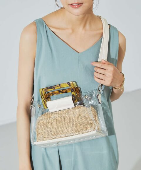 クリアバッグ は春夏だけじゃなく秋冬も使える 人気アイテムやコーデ例を紹介 Torothy トロシー