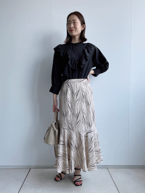 フリルブラウス フリルシャツのお手本コーデ10選 選び方やおしゃれに着こなすコツも紹介 Torothy トロシー フリルブラウス フリルシャツのお手本コーデ10選 選び方やおしゃれに着こなすコツも紹介 Torothy トロシー