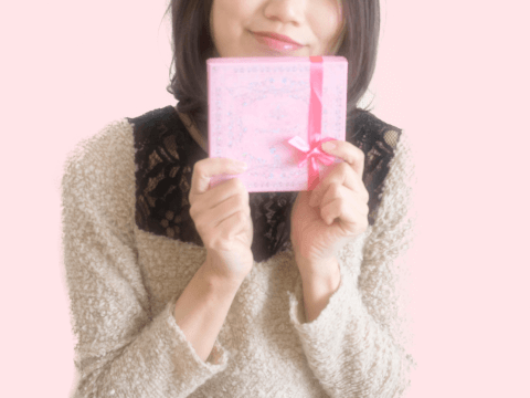 彼氏へのおすすめプレゼントまとめ！金額の相場や誕生日や記念日にあげたいプレゼントを紹介