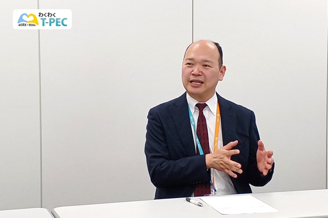 ストレスチェック結果フィードバック研修について説明する佐久間さん