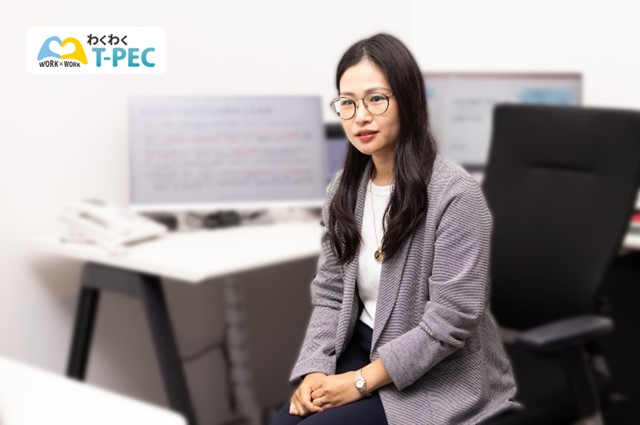 インタビューを受ける津野教授