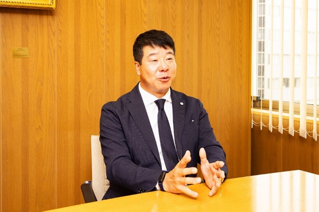 インタビューに答える鼠家社長の写真