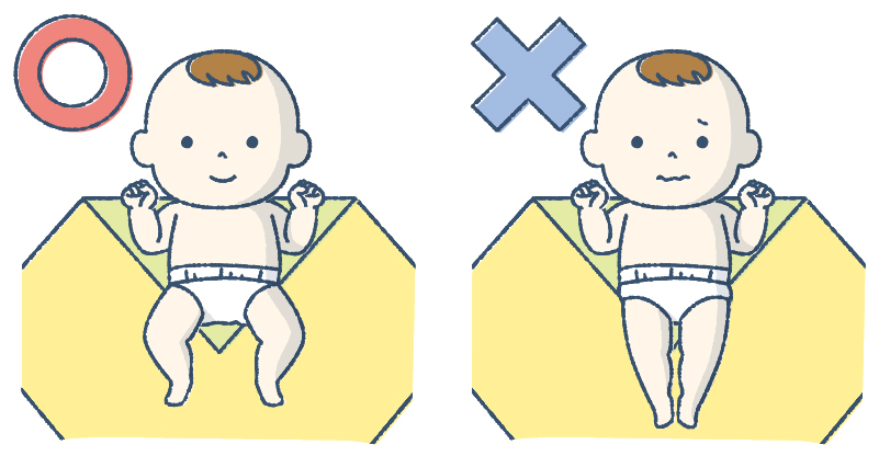 おくるみを巻くときは足をまっすぐにしない