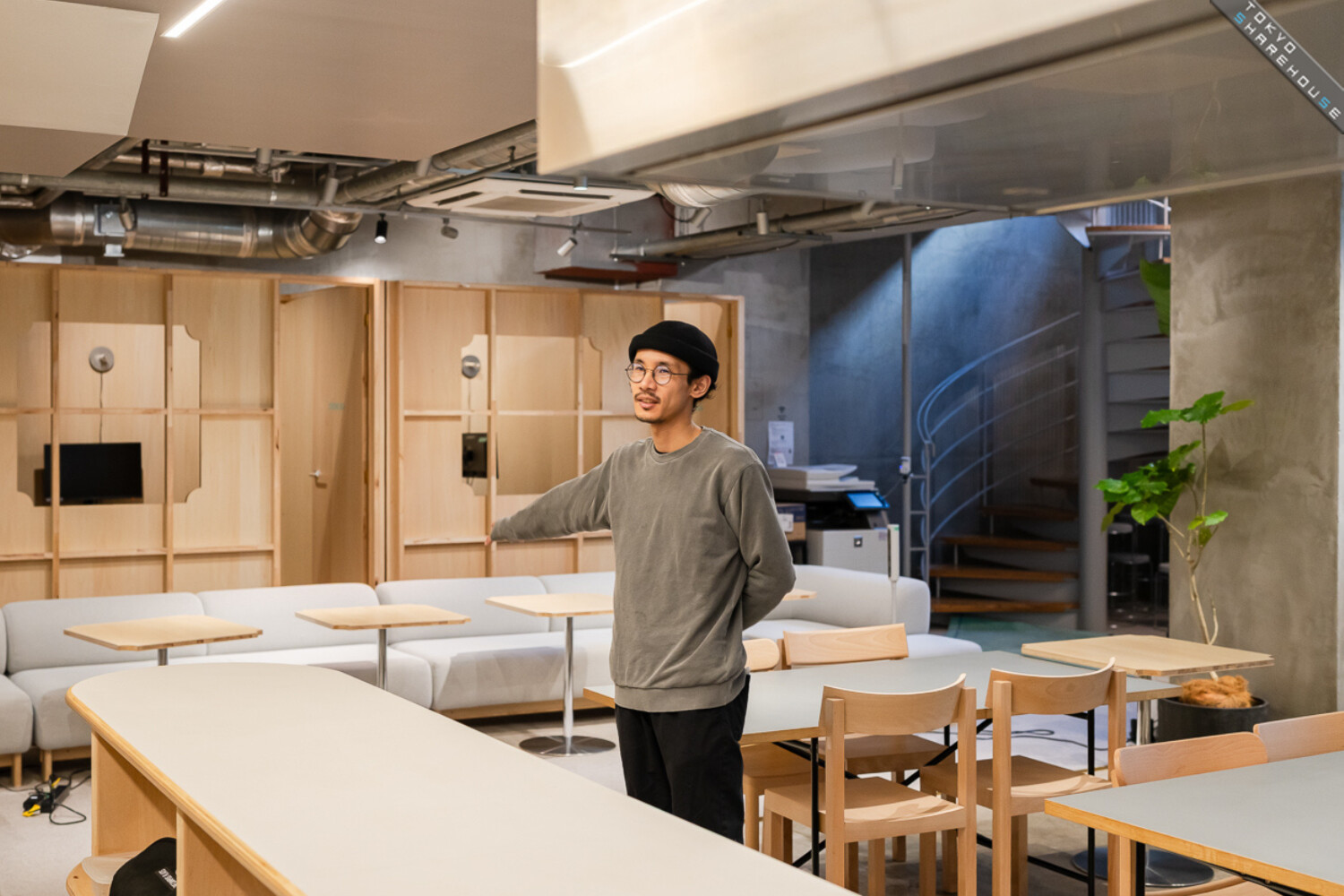 ラウンジの様子を話す豊野さん