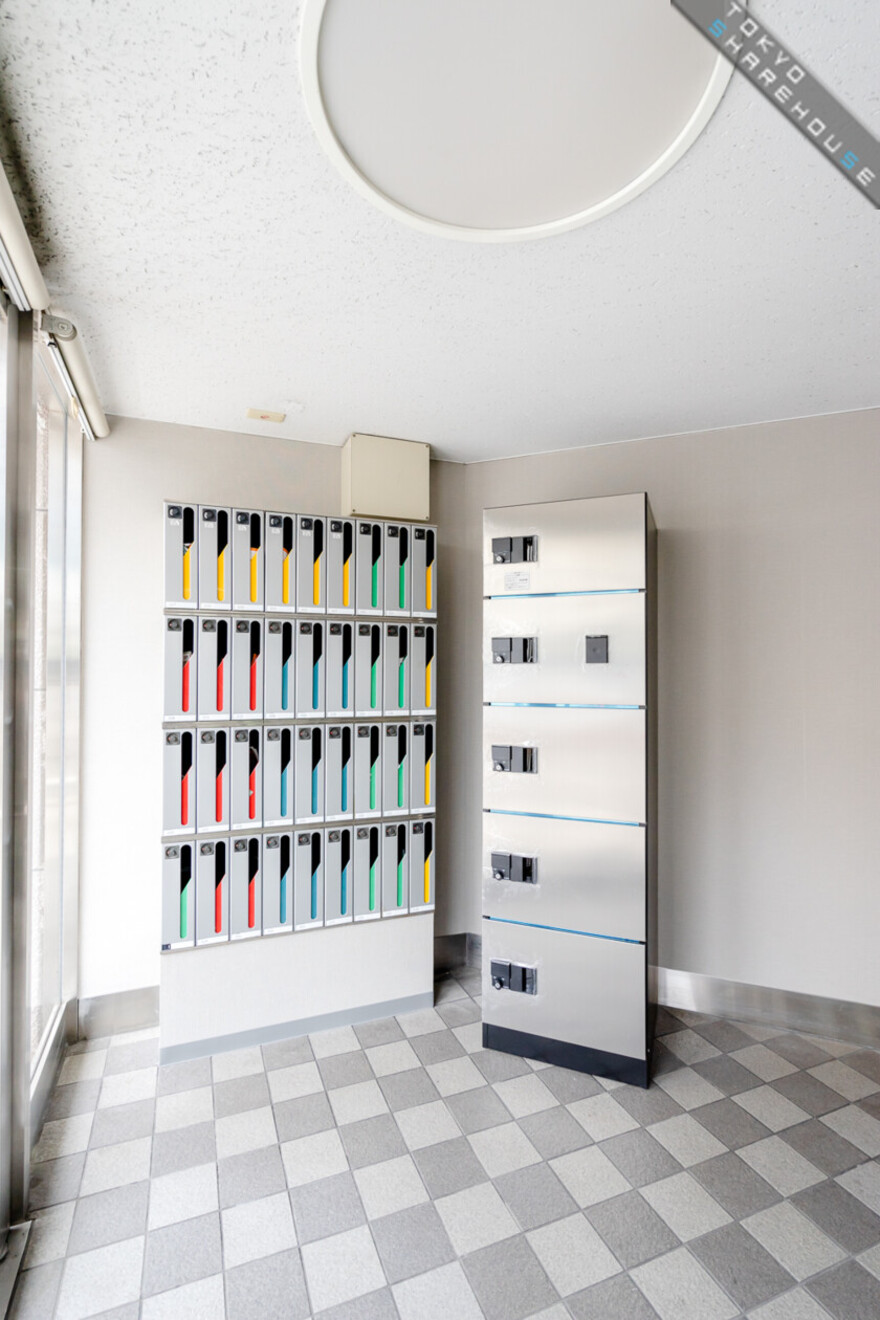 カラフルなポストに、宅配ボックスも。