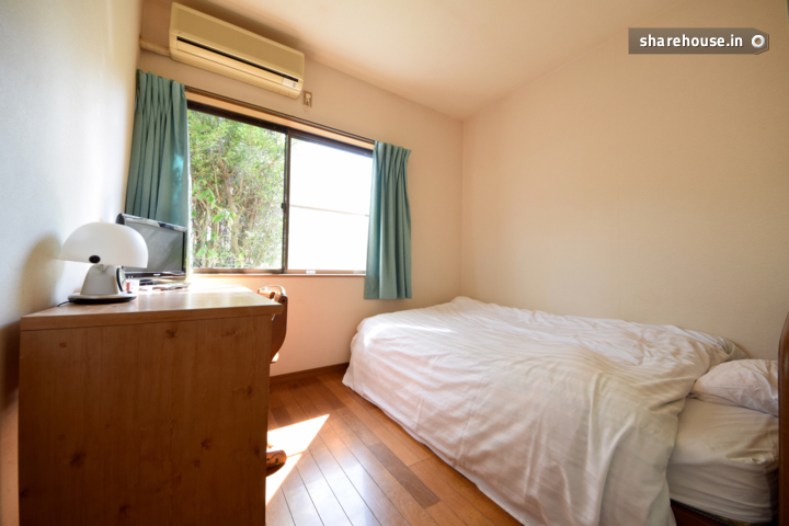 ROOM 1