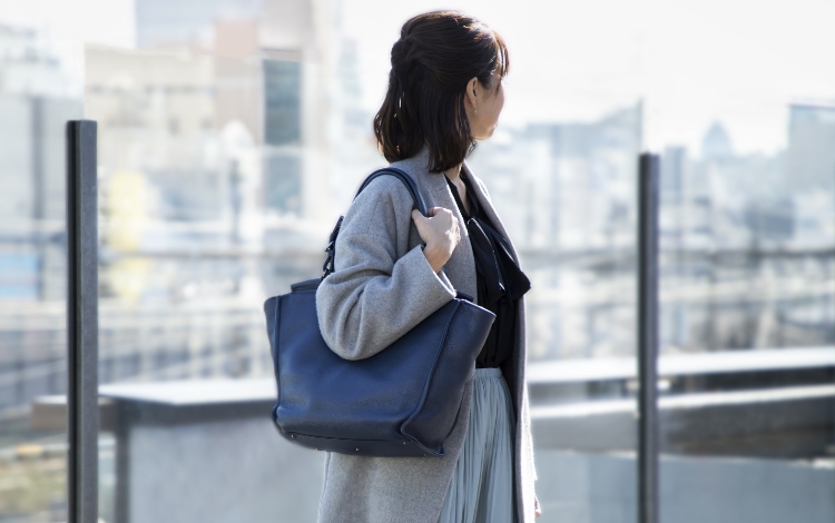 「クラルテ」 2つの肩掛けバッグ。