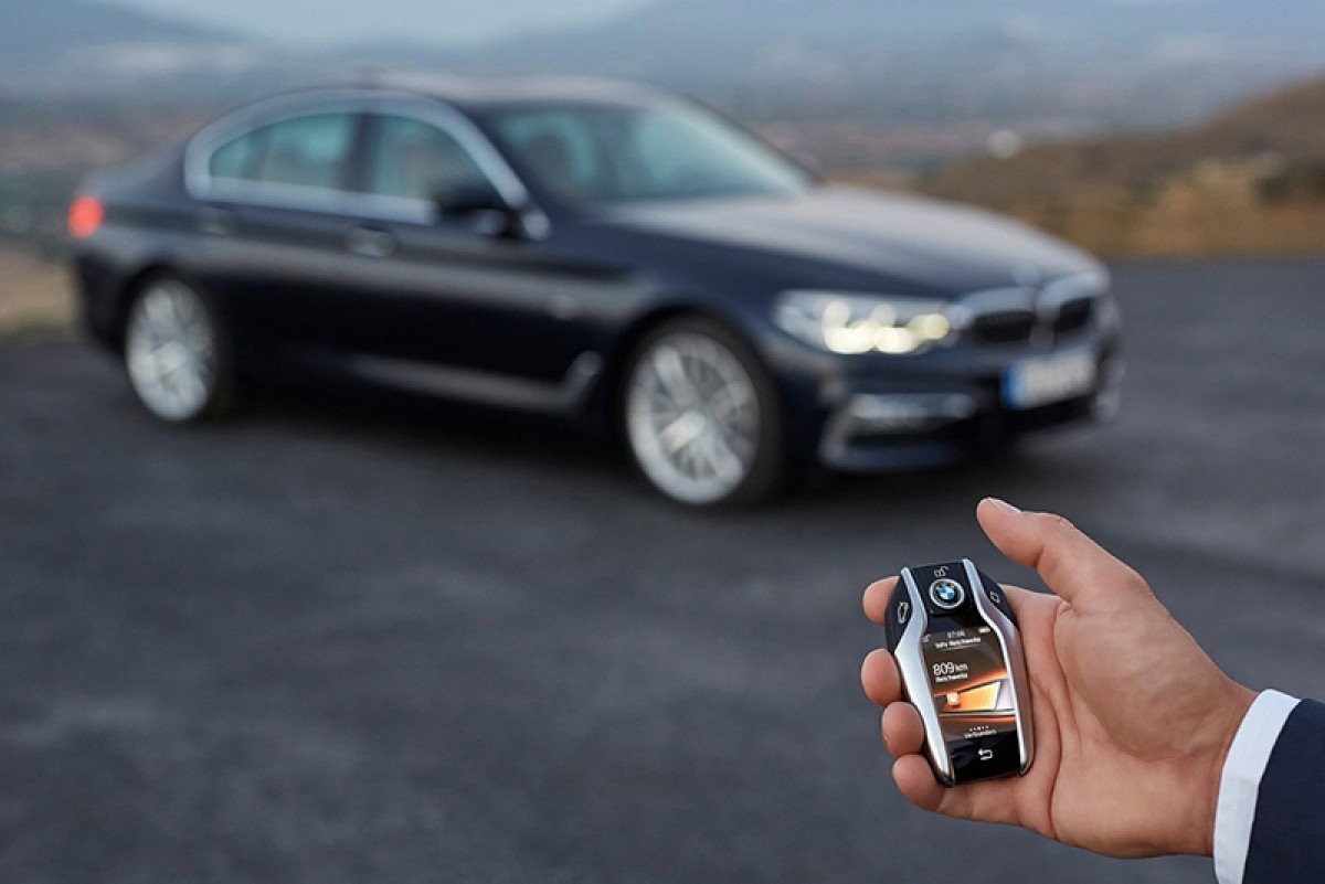 全新BMW 5 Series也擁有由7 Series而來的智慧型螢幕鑰匙,可由上頭確認重要車輛資訊。