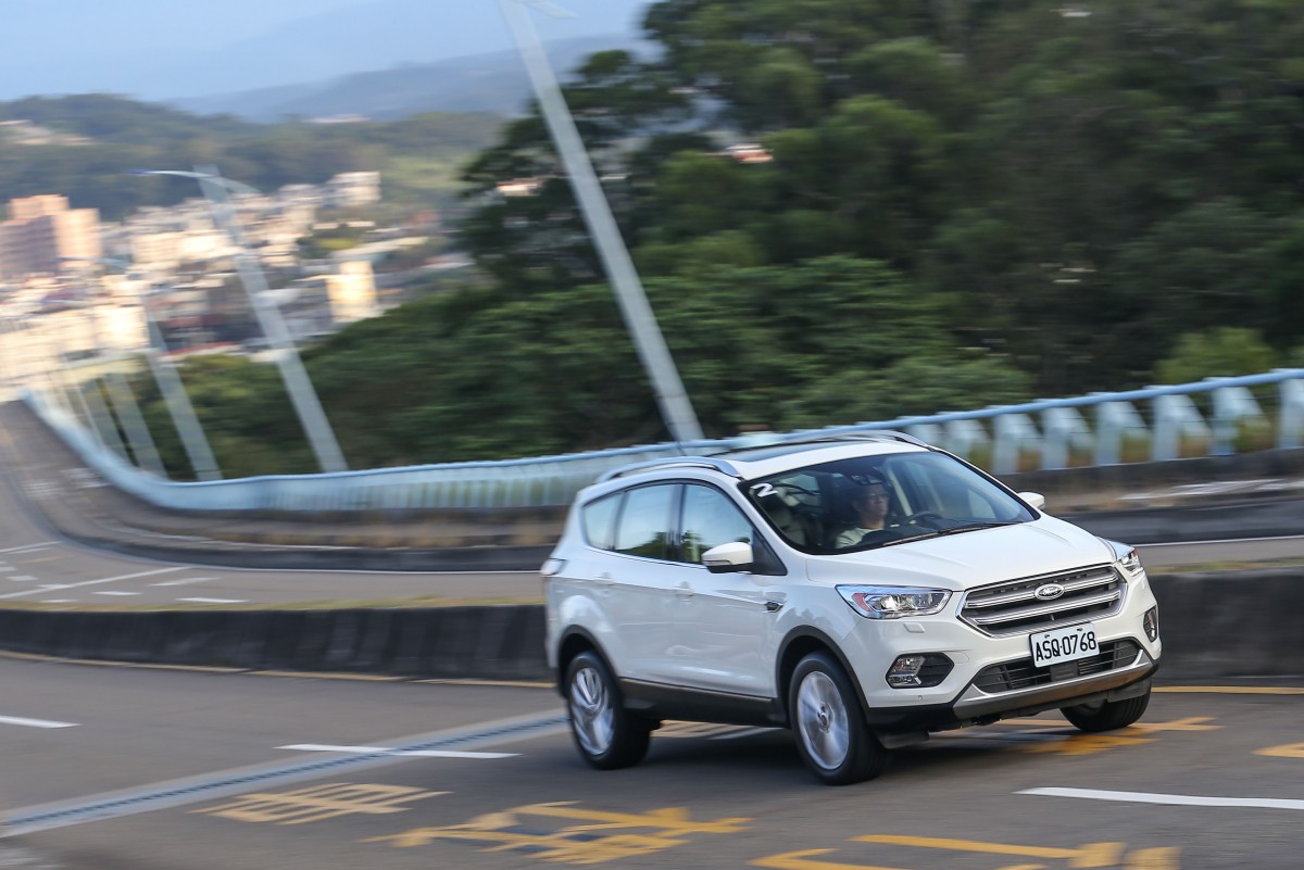 Kuga EcoBoost 245強悍的動力轉換成實際駕馭面，雙渦流優勢全盤發揮，從踩下油門開始源源不絕的推進力道，從起步加速開始一路往上延伸，貼背感就像是奧運田徑比賽中金牌的大隊接力高手一樣，一檔接過一檔的發揮淋漓盡致，在台灣道路合法速限範圍內皆無衰退情形，無論是中高速再加速，還是上坡路段超車，都顯游刃有餘。