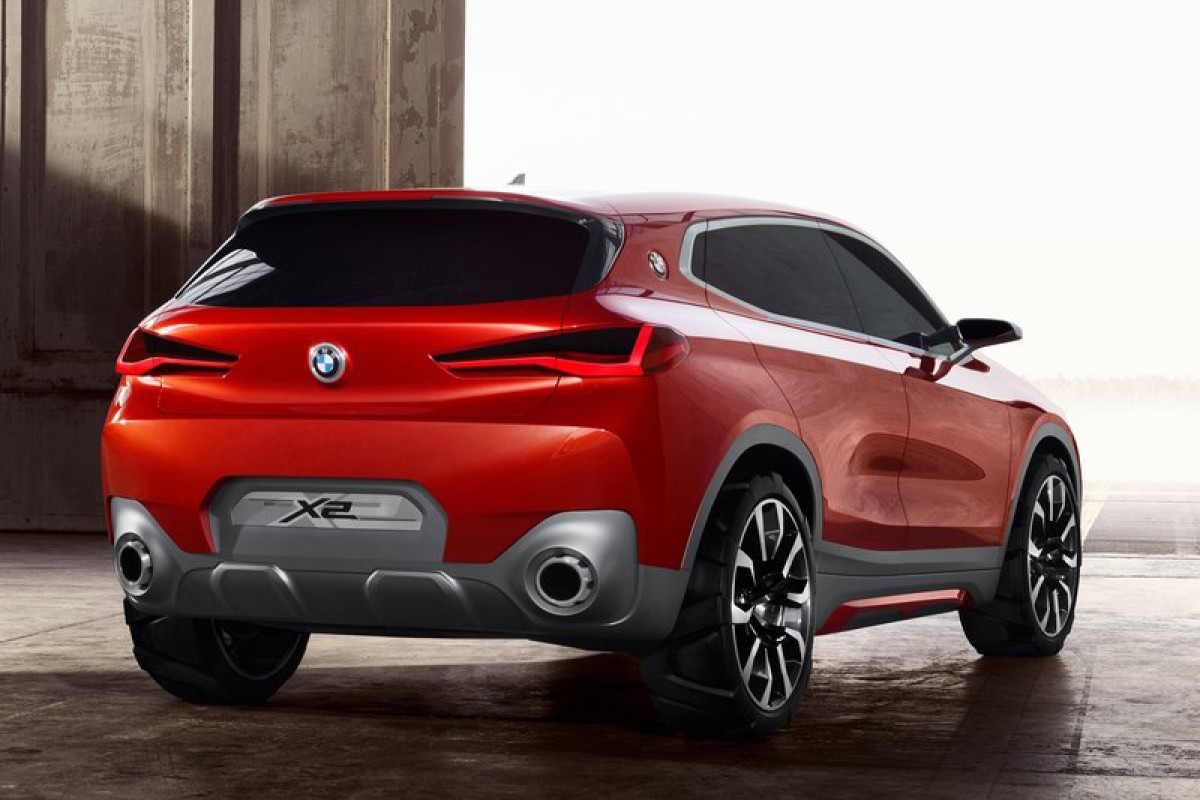 與Concept X2(下圖紅車)的車尾對照,如加農砲般的雙出尾飾管被縮減成相當現實的模樣。