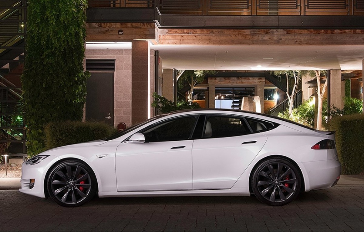 對照量產版本的Model S,可以看得出後門與三角窗形狀並未改變,只是加了一截尾門與車頂而已。