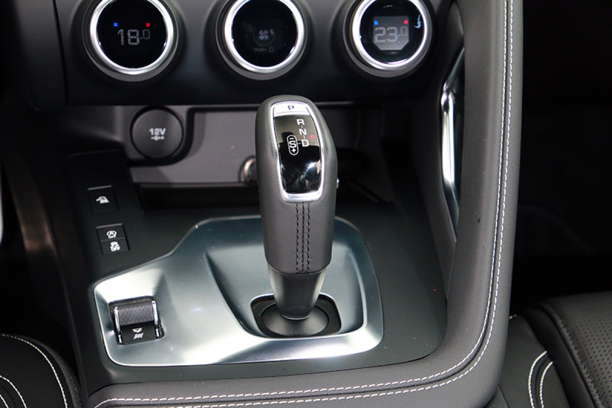 9速自首排變速系統綿密且迅速的換檔過程,讓E-Pace D150 R-Dynamic駕駛舒適度有所助益。