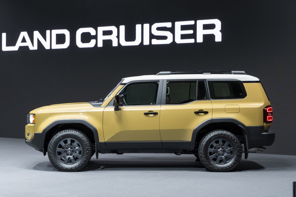 車輛剛硬的線條不論從任何角度都一覽無遺,而側邊可以發現側窗有著變化曲線,讓視覺感受更為活潑。