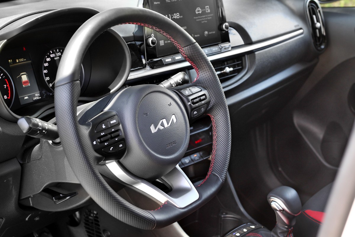 座艙飾板雖為硬材質,但其壓花處理與組裝則營造出不俗的質感氛圍。