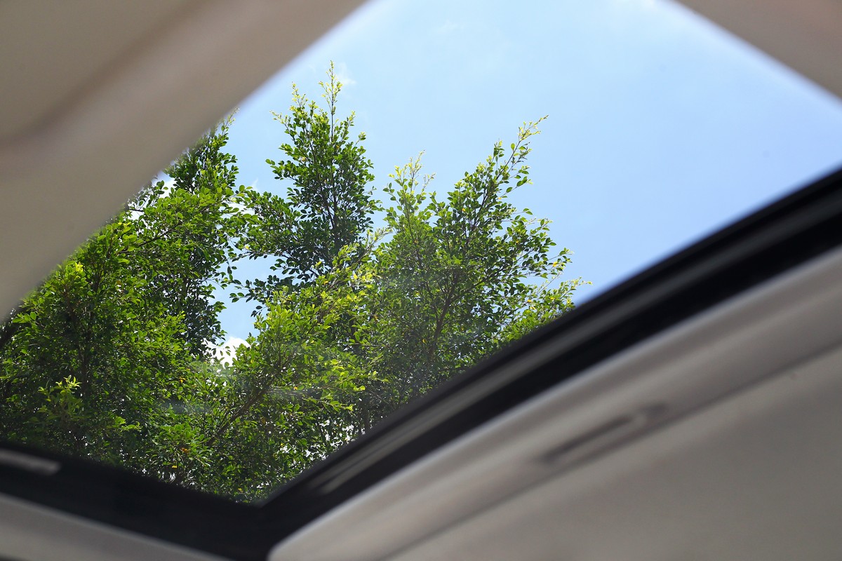 頂規車型配有電動天窗。