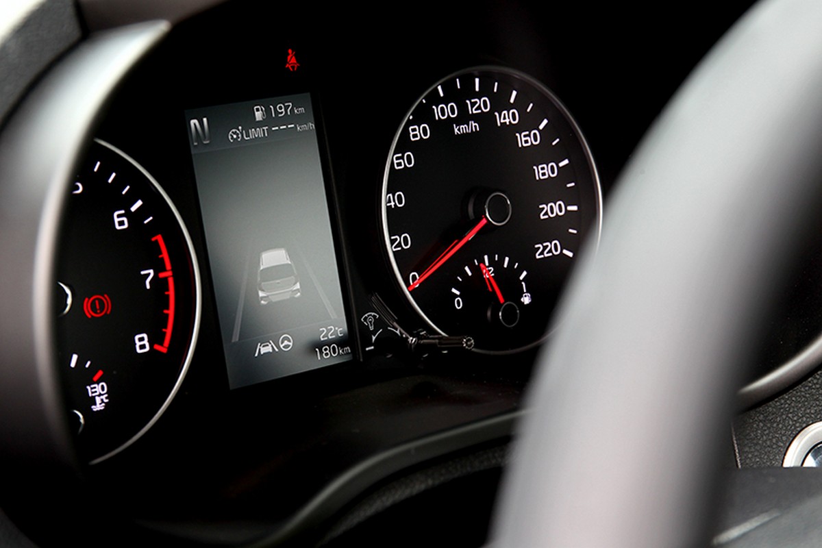 儀表中央訊幕為4.2吋。