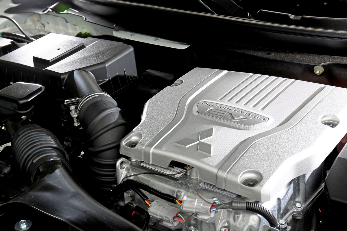 搭載2.4升自然進氣引擎與前82 hp、後95hp輸出電動馬達。