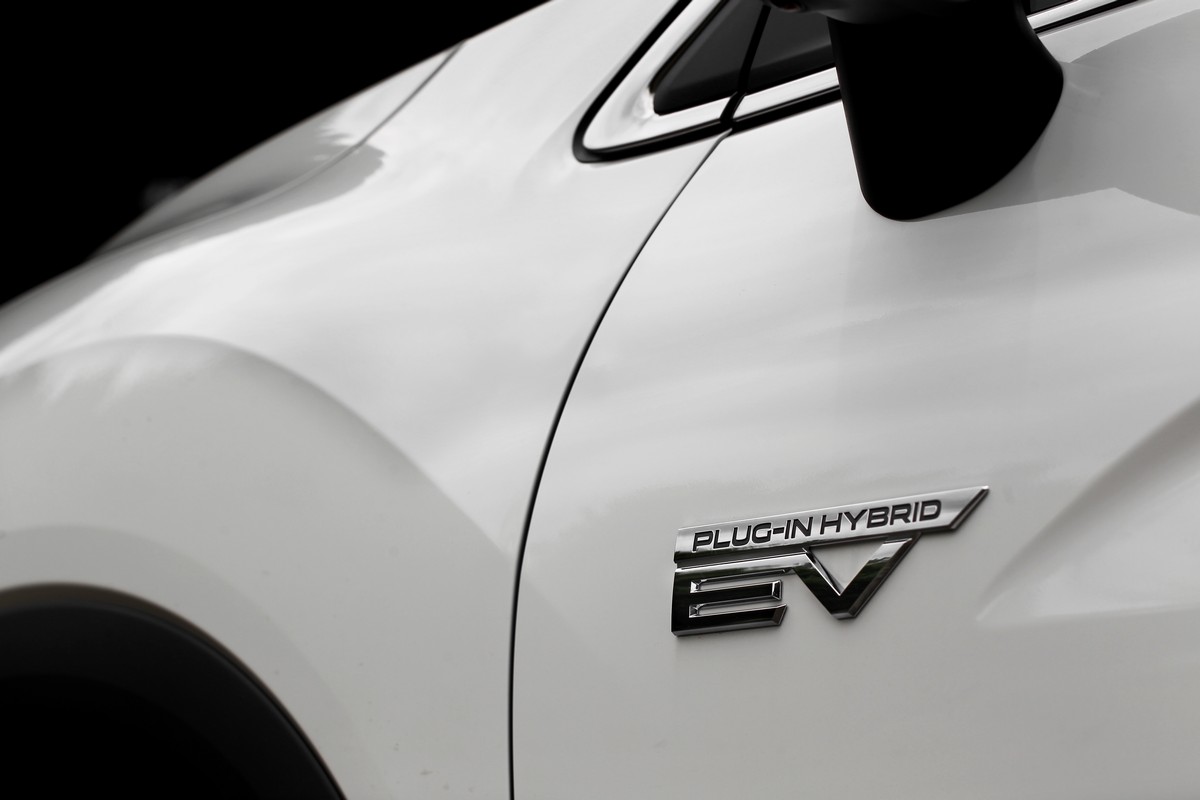 Eclipse Cross PHEV可使用AC與DC充電,AC(220V/110V)約4/10小時,使用CHAdeMo規格快充則僅需25分鐘即可充到80%電量。