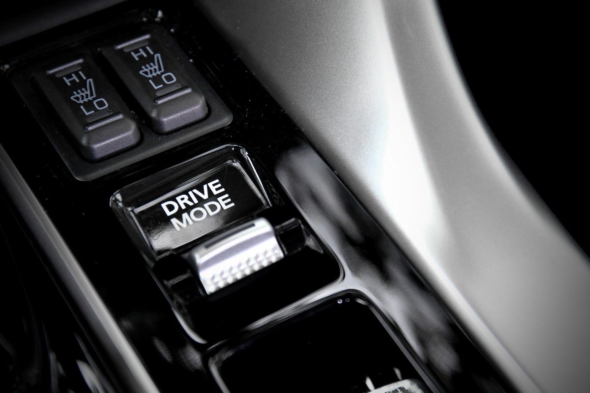 有提供Tarmac、Gravel、Snow、Normal、Eco模式。