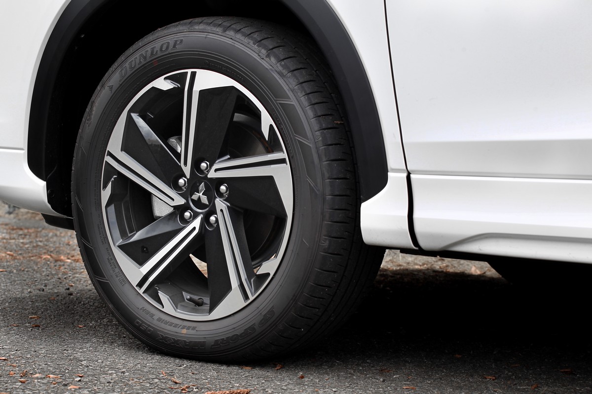 與燃油車型同為18吋輪圈,但Eclipse Cross PHEV為旋風造型。