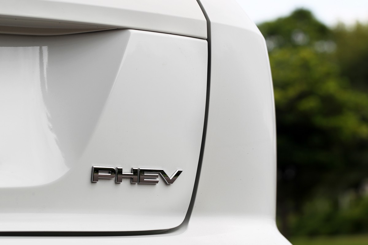 車側與車尾有PHEV銘牌來彰顯身分。