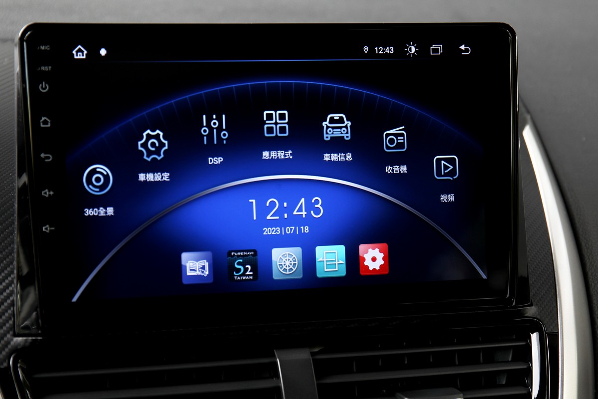 9吋中控螢幕提供許多功能,但就缺少Apple CarPlay與Android Auto連接。