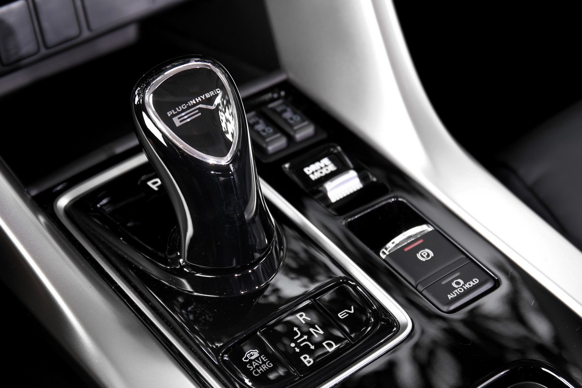 排檔操作方式與燃油車型不同,P檔位置操作不順手。