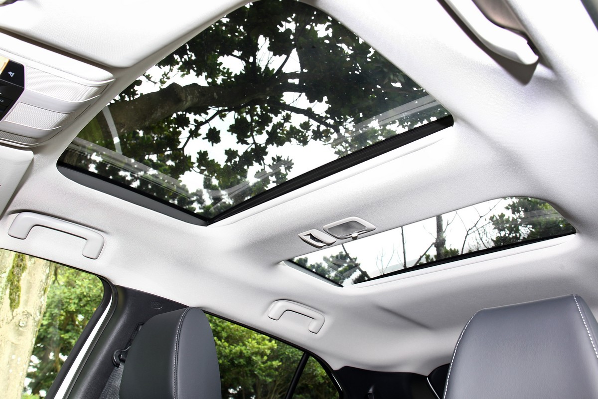 前後座都配有天窗。