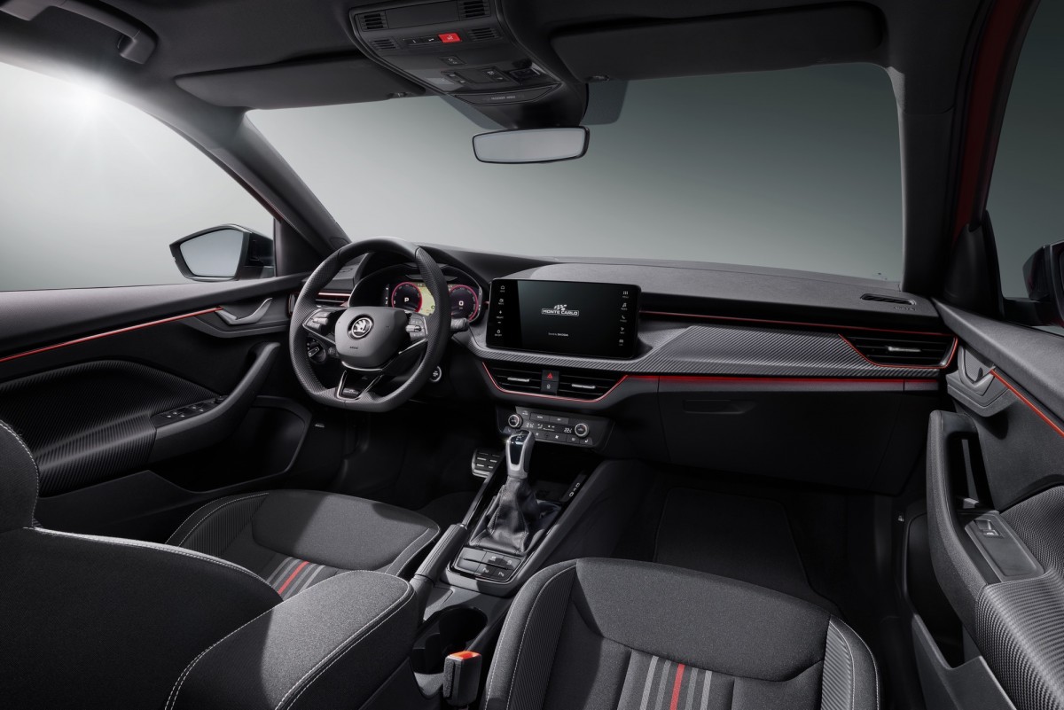 內裝佈局基本上與現行款相同,不過材質使用更為環保,同時螢幕也加大了。