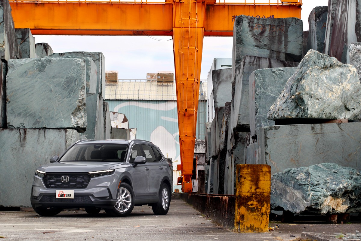 新世代CR-V尺碼放大至4,690mm××1,865mm×1,680mm,車身線條也變得更簡潔俐落。