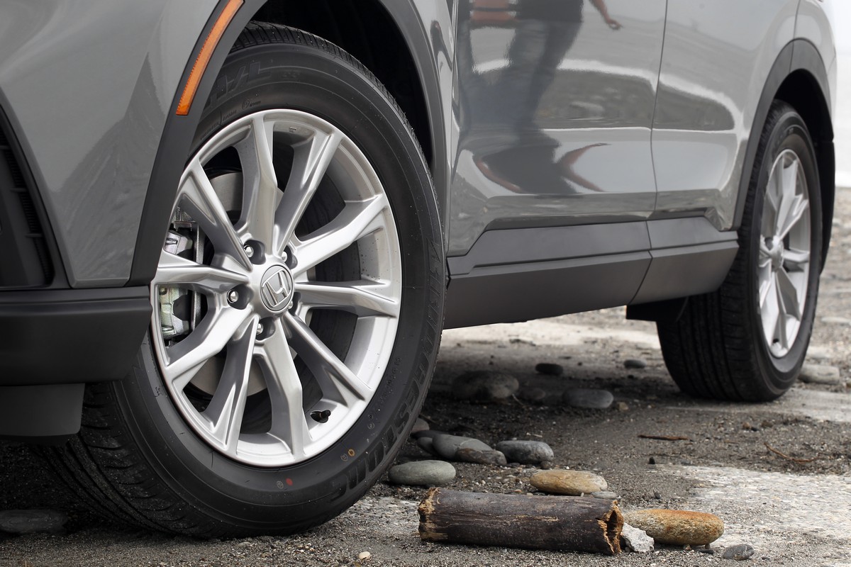 配置235/60 R18規格輪胎。