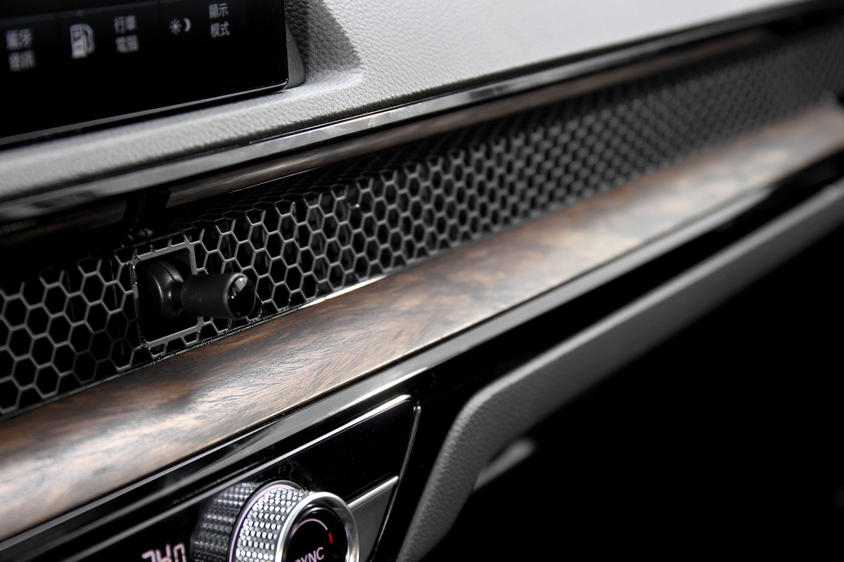 蜂巢式出風口與木紋飾板是座艙營造質感重要設計。