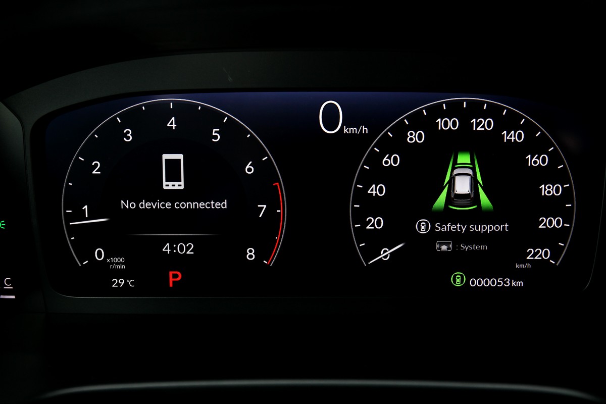 Prestige車型配備10.2吋數位儀表,也同樣具備道路環境虛擬實境顯示功能。