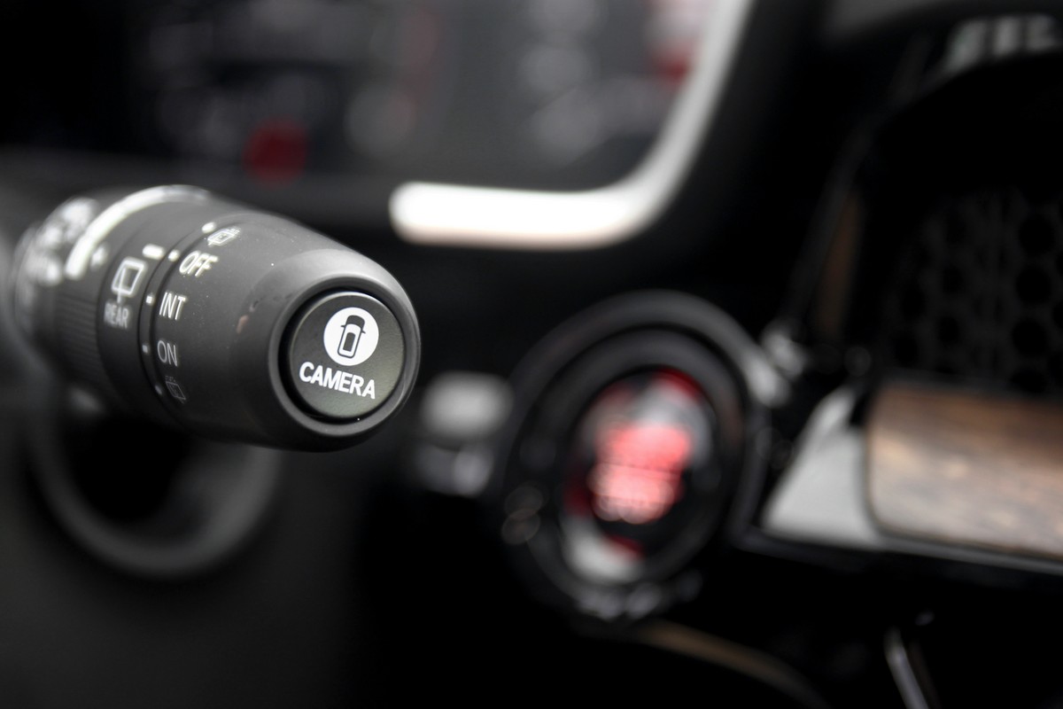 雨刷撥桿處有一鍵快速啟動環景影像輔助按鈕。