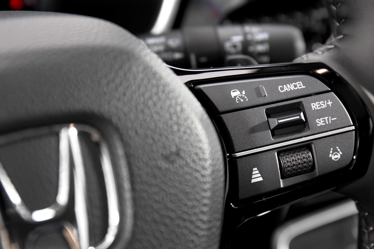 Level 2半自動駕駛輔助啟動方式也相當簡單,加速與車道置中運作也非常自然順暢。