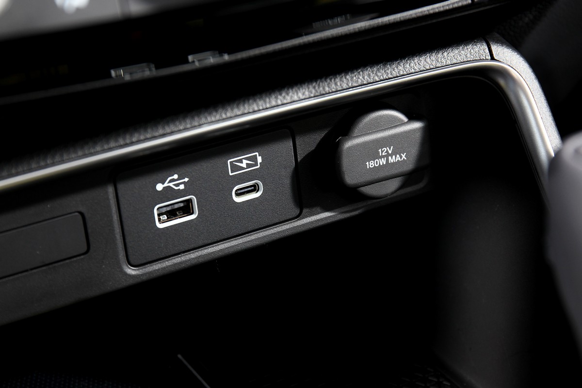前後座都有規劃Type-A與Type-C充電孔。